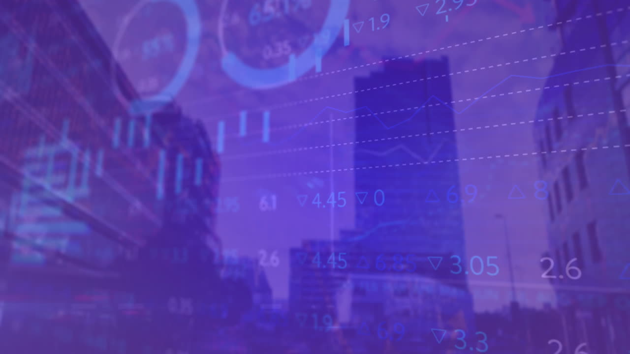 animación de múltiples gráficos y tablero de negociación sobre vista de ángulo bajo de edificios contra cielo nublado