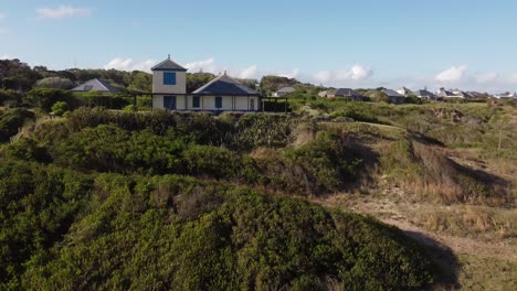 Orbit-Shot-Zur-Klassischen-Hausfront-Zum-Ozean-Von-La-Pedrera-In-Uruguay