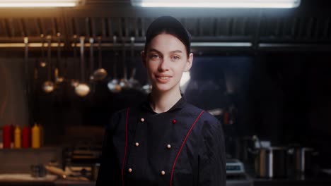 retrato de chef femenina en la cocina de un restaurante