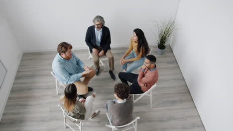 sesión de terapia en grupo