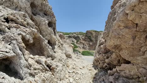 Wandern-Zwischen-Den-Felsen-Auf-Der-Insel