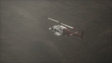 helicóptero volando en cámara lenta extrema cerca de las montañas con niebla