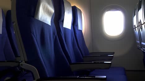 asientos y ventanas en una cabina de avión
