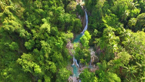 video de drones en 4k de las cataratas de inambakan en cebu, filipinas