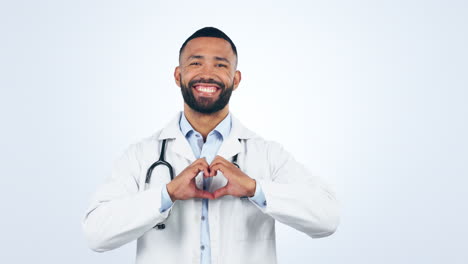 médico, hombre y corazón manos para la salud y la cara