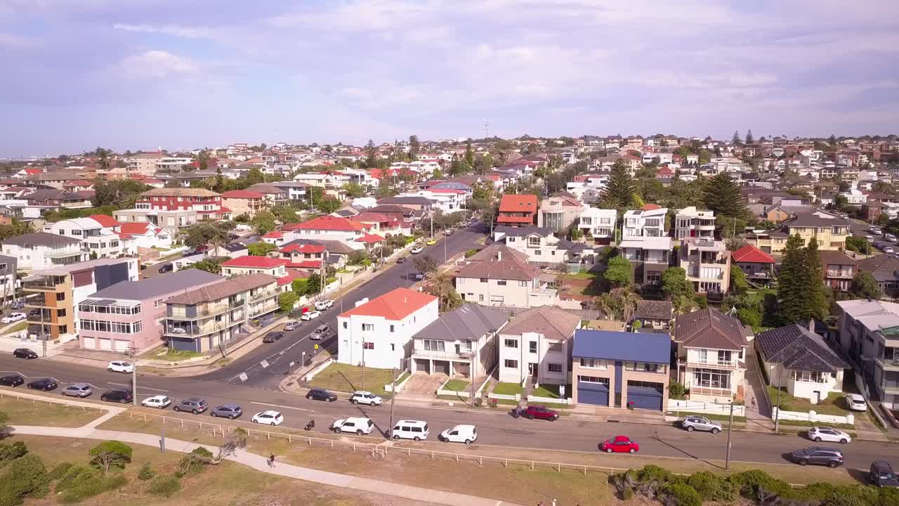 fotografía panorámica de las propiedades frente a la playa en un campo con césped verde en el patio delantero