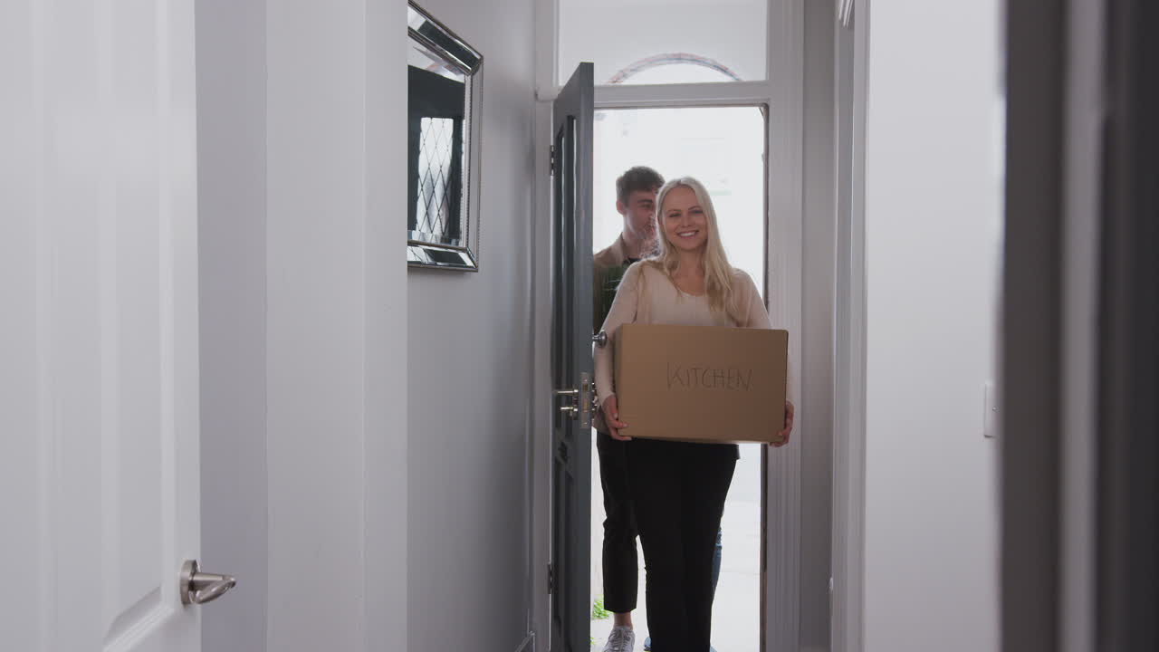 grupo de estudiantes universitarios que llevan cajas que se mudan juntos al alojamiento