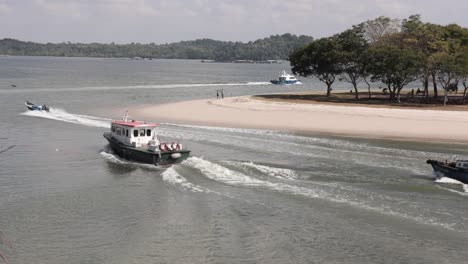 Barcos-Navegando-Pasan-Una-Playa