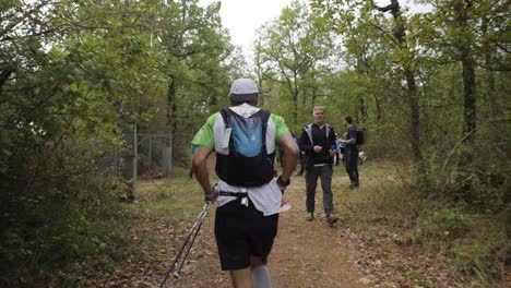 participante del sendero de los templarios corriendo entre los espectadores, millau, francia