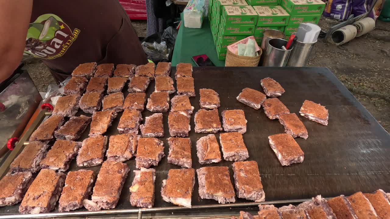 persona cortando rápidamente filas de barras de postres.