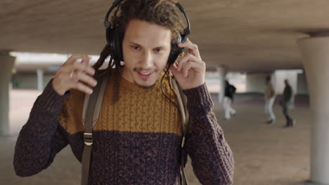 Retrato-De-Un-Joven-Estudiante-De-Raza-Mixta-Con-Rastas-Y-Auriculares