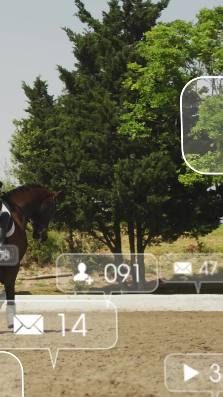 Video vertical: Superposiciones de medios que aparecen actualizando recuentos de reproducciones, fans o mensajes mientras un jinete monta a caballo