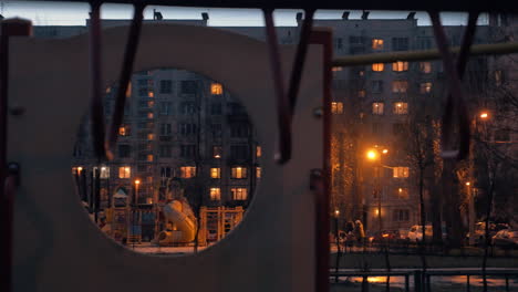 Abendaufnahme-Des-Mehrstöckigen-Hauses-Mit-Spielplatz