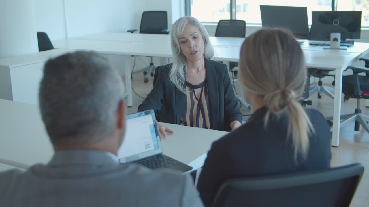 уверенная в себе кандидатка среднего возраста