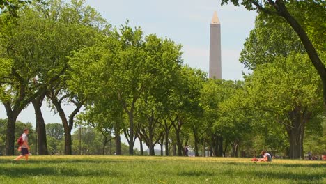 La-Gente-Camina-Por-Los-Parques-En-El-Centro-Comercial-Frente-Al-Monumento-A-Washington-En-Dc