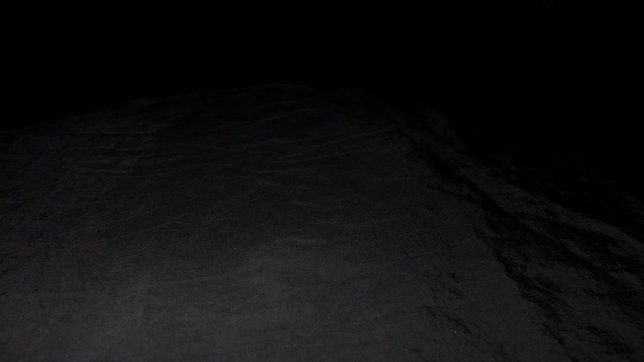 la mano recogiendo la fruta srikaya de la superficie negra