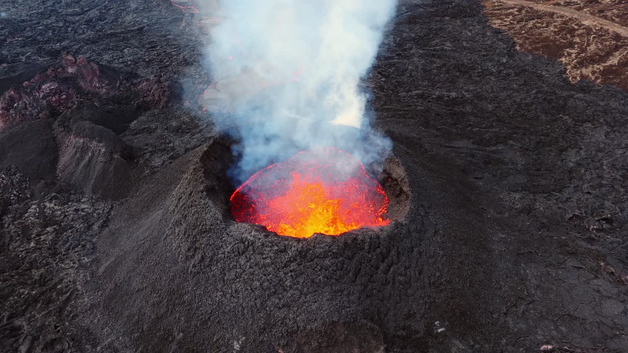 Cratere fumante del vulcano Grindavík in eruzione con lava incandescente che esplode
