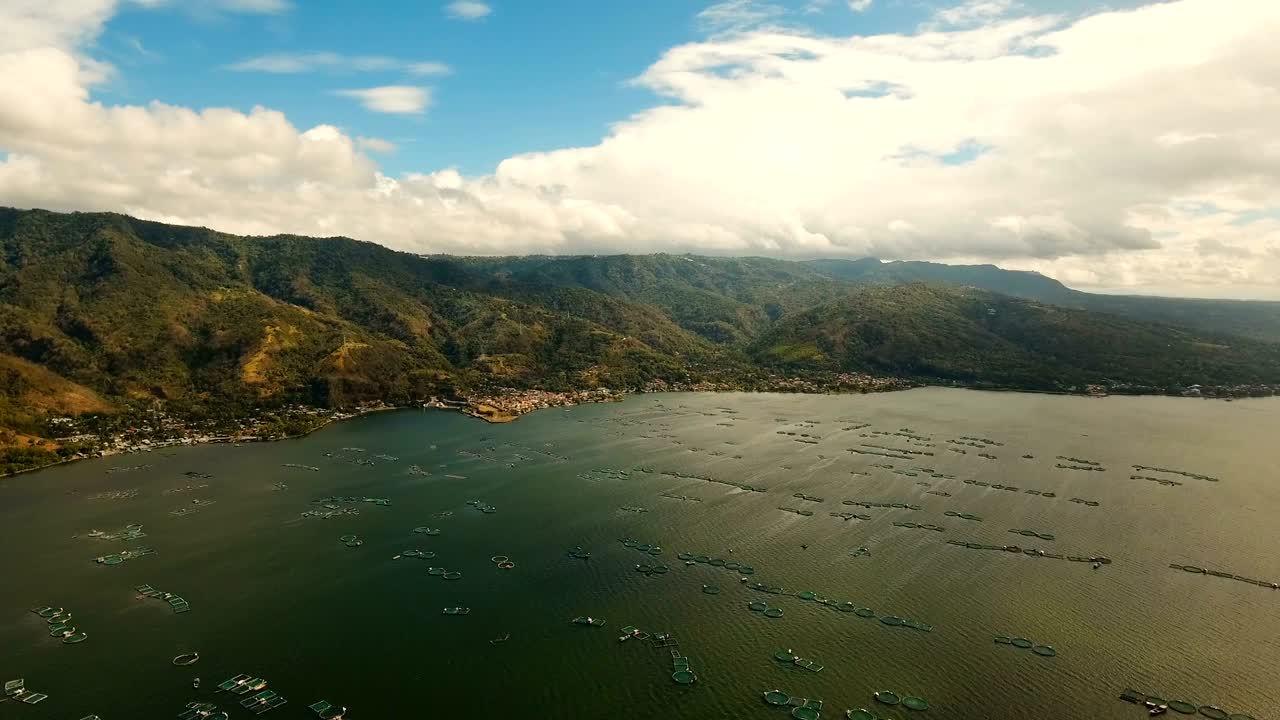 필리핀 손 호수 (lake taal luzon) 에서 생선 양식
