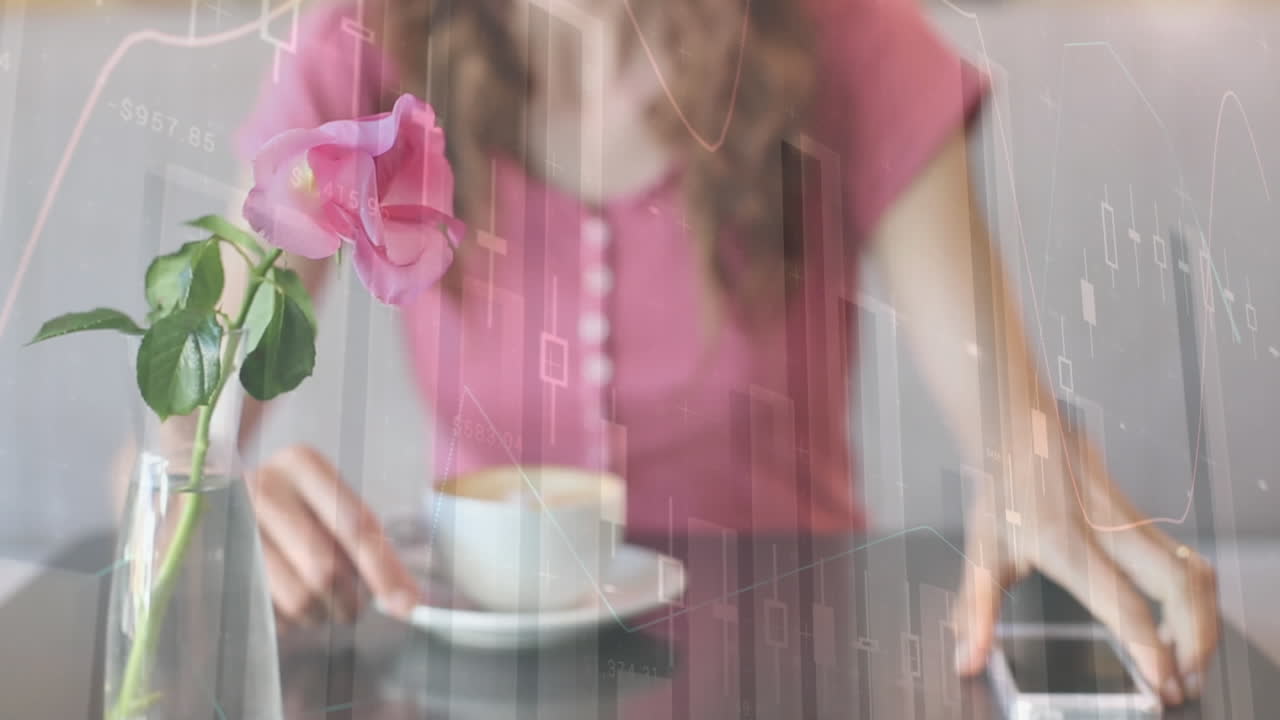 animación del procesamiento de datos sobre una mujer caucásica que usa un teléfono inteligente