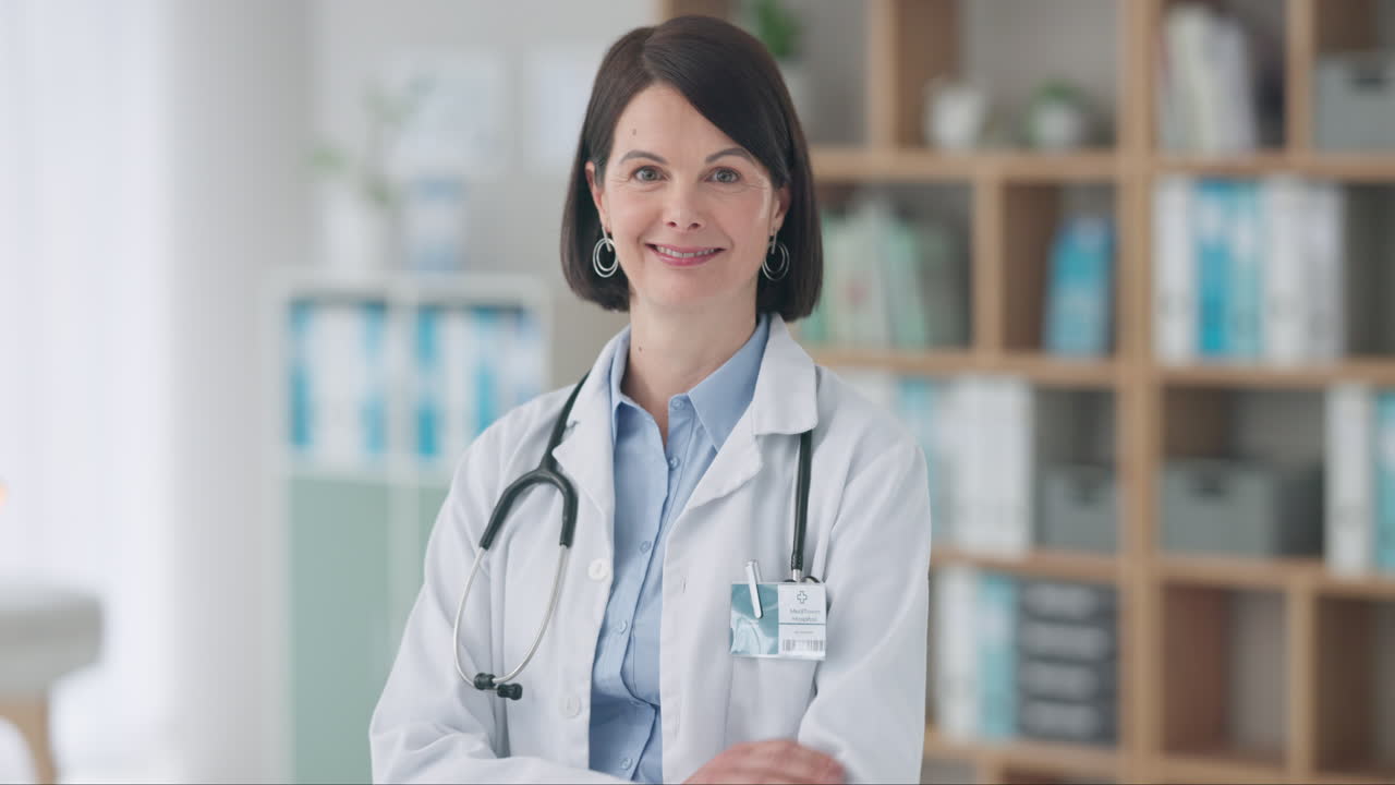 Mujer, cirujana y médica con los brazos cruzados
