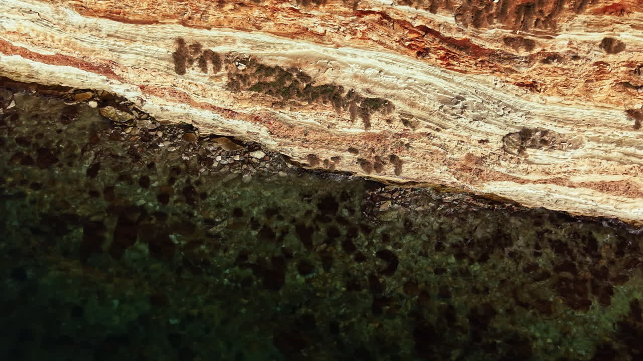 Kivi- ja maakerrokset geologisessa muodostumassa luonnonympäristössä päivänvalossa.