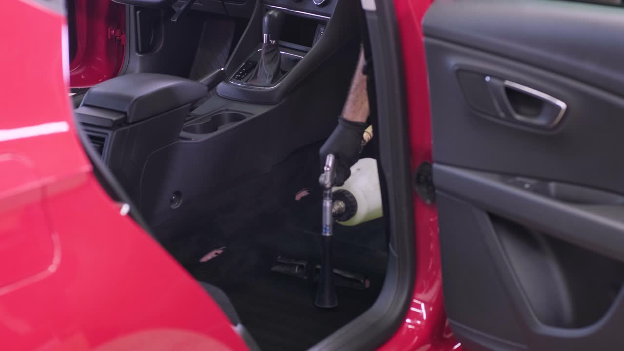 limpieza profesional de automóviles. lavado de sars. limpieza en seco y detallado de la cabina. limpiación profunda de la carrocería, limpieza de asientos. limpia de espuma en el lavado de coches. limpia del panel del automóvil del polvo. una aspiradora