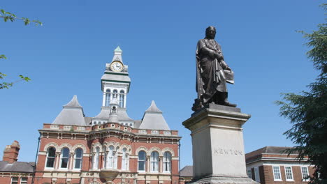 Sir-Isaac-Newton-Statue-and-the-pubic-library-in-Grantham-England