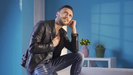 feliz y simpático joven adulto elegante se enamora, sostiene su corazón con su mano, quiere amar y ser amado.