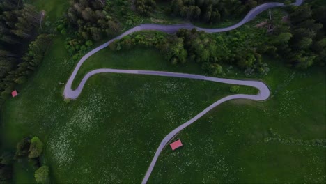 Sinuosa-Carretera-De-Montaña---Vista-Superior-De-Drones