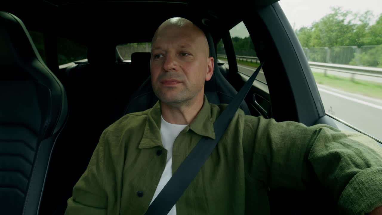 차를 운전하는 남자