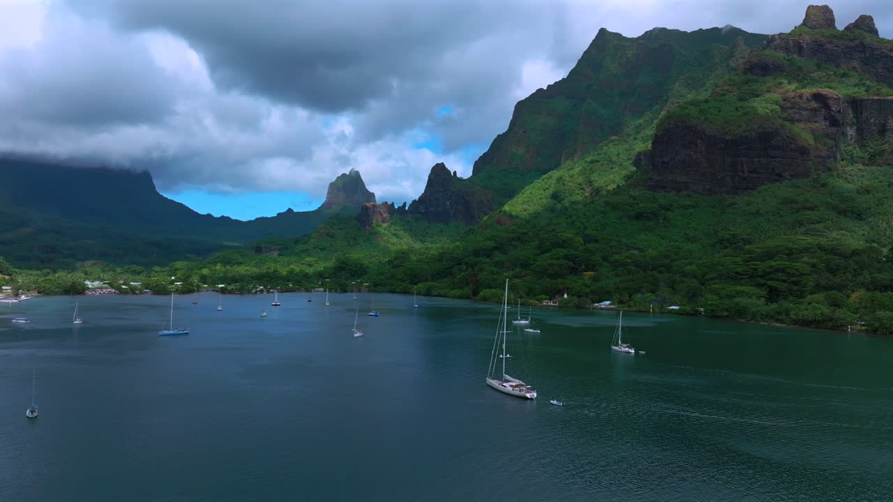 Tropisk sydhavsø Moorea, Bora Bora, Fransk Polynesien, droneoptagelse fra luften, Opunohu Bugt Offentlig Strand, lyse turkise laguner, krydstogtskib, motorbåd, sejlbåd, Mount Rotu takkede frodige tinde, fremad og opad.