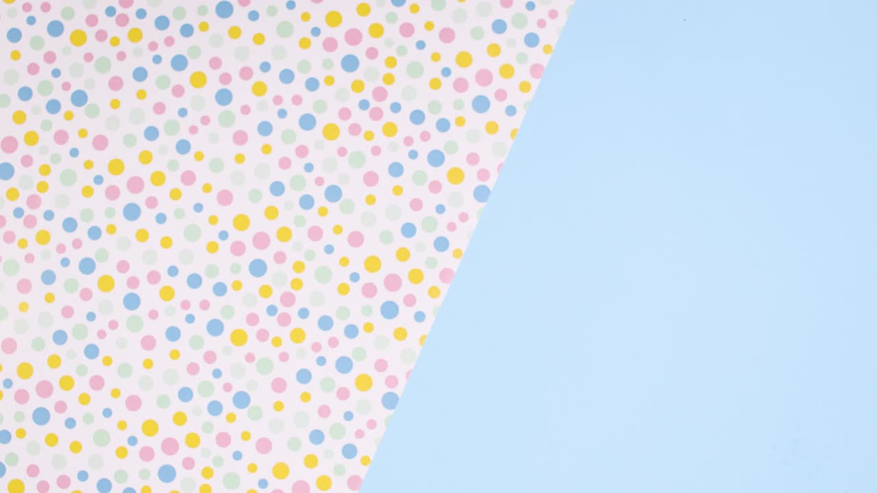 Lægger tallerken og cupcake i tallerken. Stop motion.
