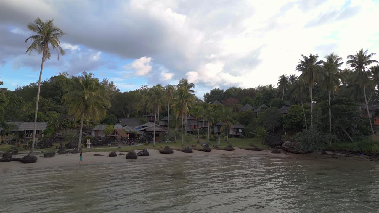 pequeñas cabañas en la ladera directamente en la playa