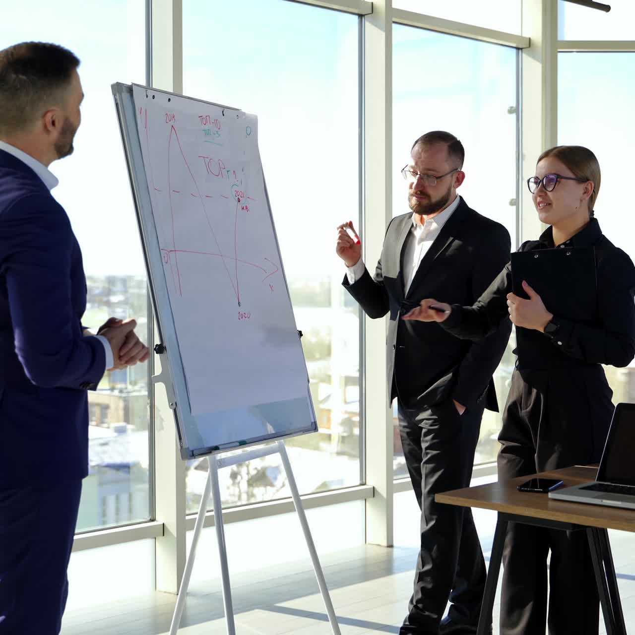 Iværksættere arbejder og joker på kontorcenter. Positive forretningskolleger taler glade på moderne kontor i byen.