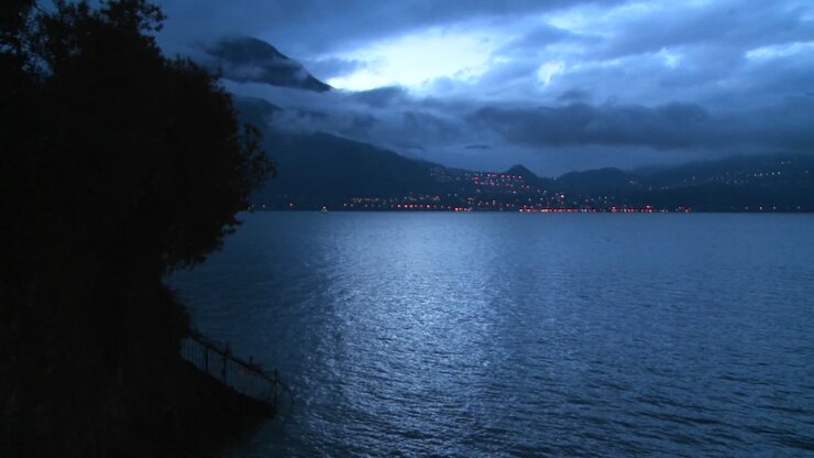 Un bellissimo piccolo villaggio italiano sulle rive del Lago di Como di notte 5