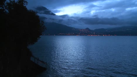 Un-Hermoso-Pequeño-Pueblo-Italiano-A-Orillas-Del-Lago-De-Como-En-La-Noche-5