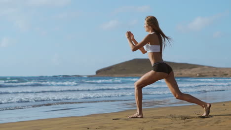 chica deportiva en una playa haciendo ejercicios de estocadas. concepto de un estilo de vida saludable