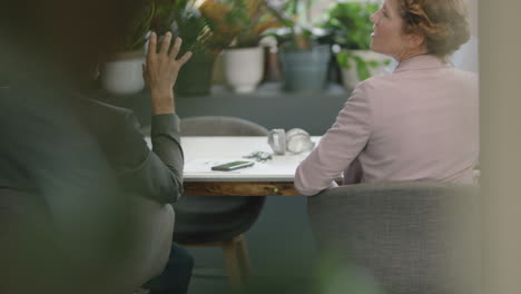 empresarios profesionales reunión privada en la sala de juntas hombre de negocios caucásico discutiendo la estrategia de desarrollo con el jefe mujer accionista socio en el lugar de trabajo de la oficina