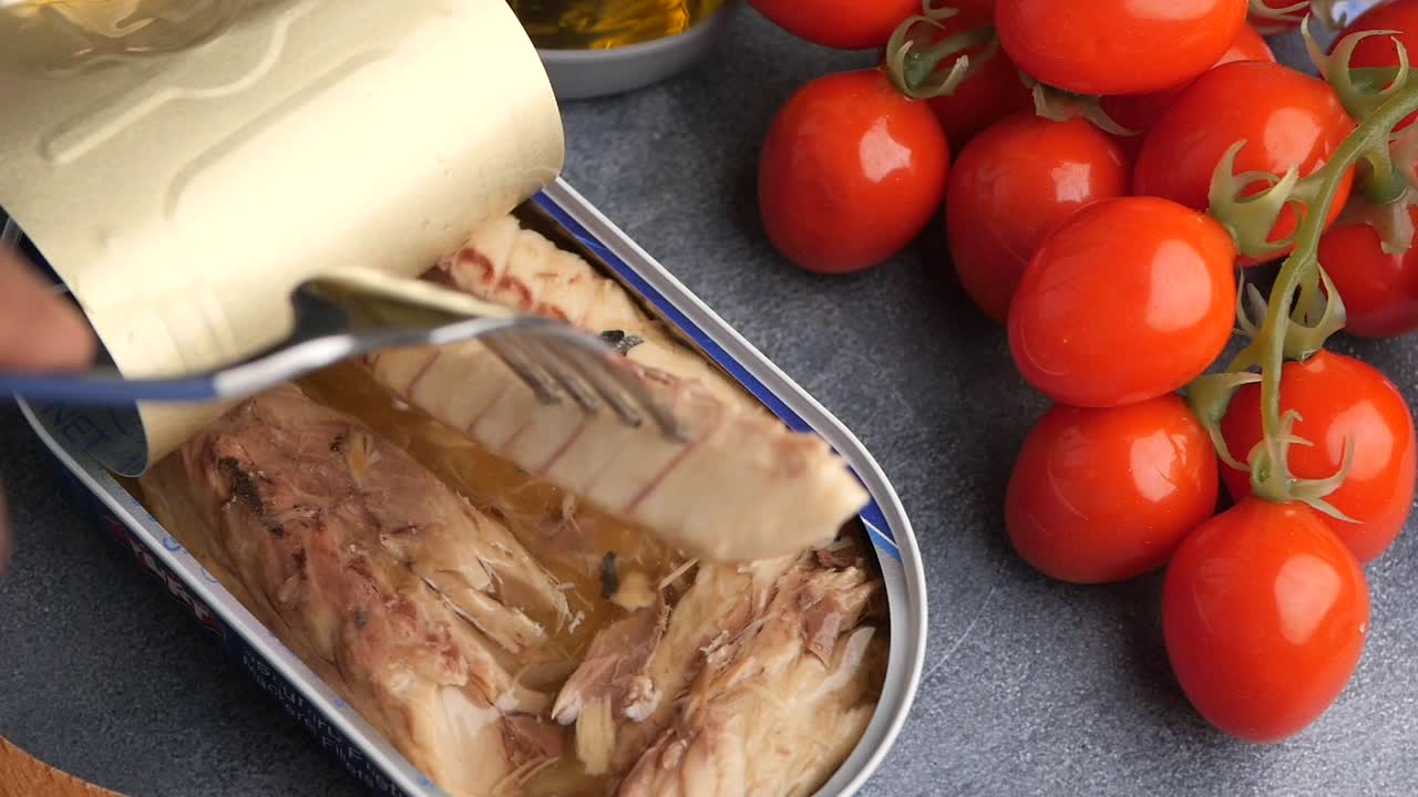 Canned mackerel with tomatoes