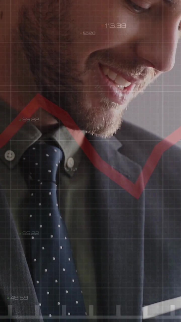 Video verticale: Uomo d'affari che tocca e scorre un dispositivo, animando un grafico a linee rosse per l'analisi finanziaria.