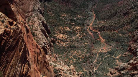 Vista-Aérea-De-Acantilados-De-Arenisca-Escarpados-Sobre-El-Valle-Y-Paisaje-Escénico-Del-Parque-Nacional-Zion,-Utah,-EE.-UU.