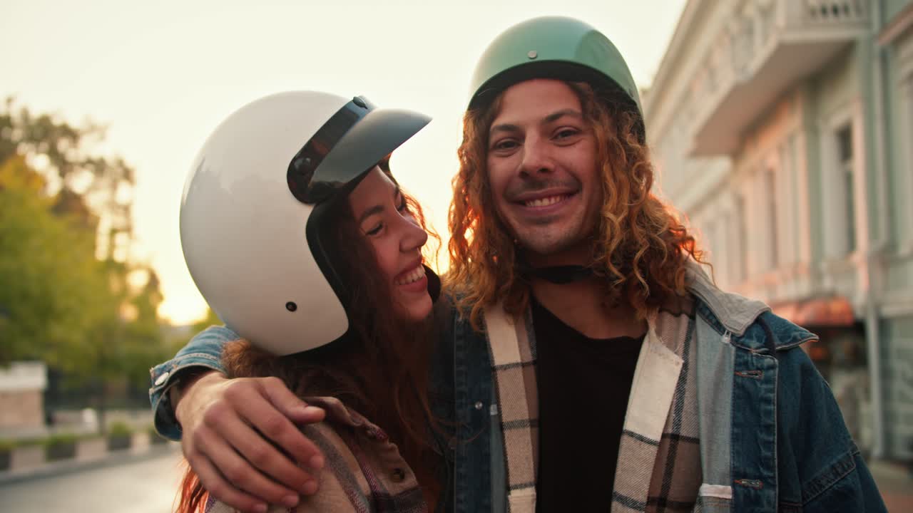 портрет, крупный снимок счастливого брюнетки и девушки, улыбающихся и смотрящих в камеру в клетчатых рубашках в солнечное цветущее летнее утро на открытом воздухе