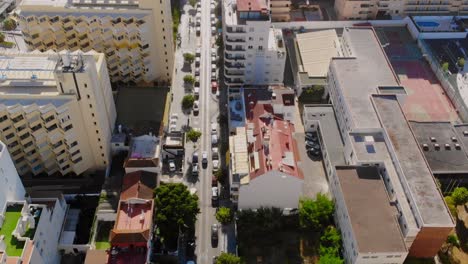 Disparo-De-Un-Dron-Siguiendo-Un-Coche-En-La-Calle-De-Marbella,-España