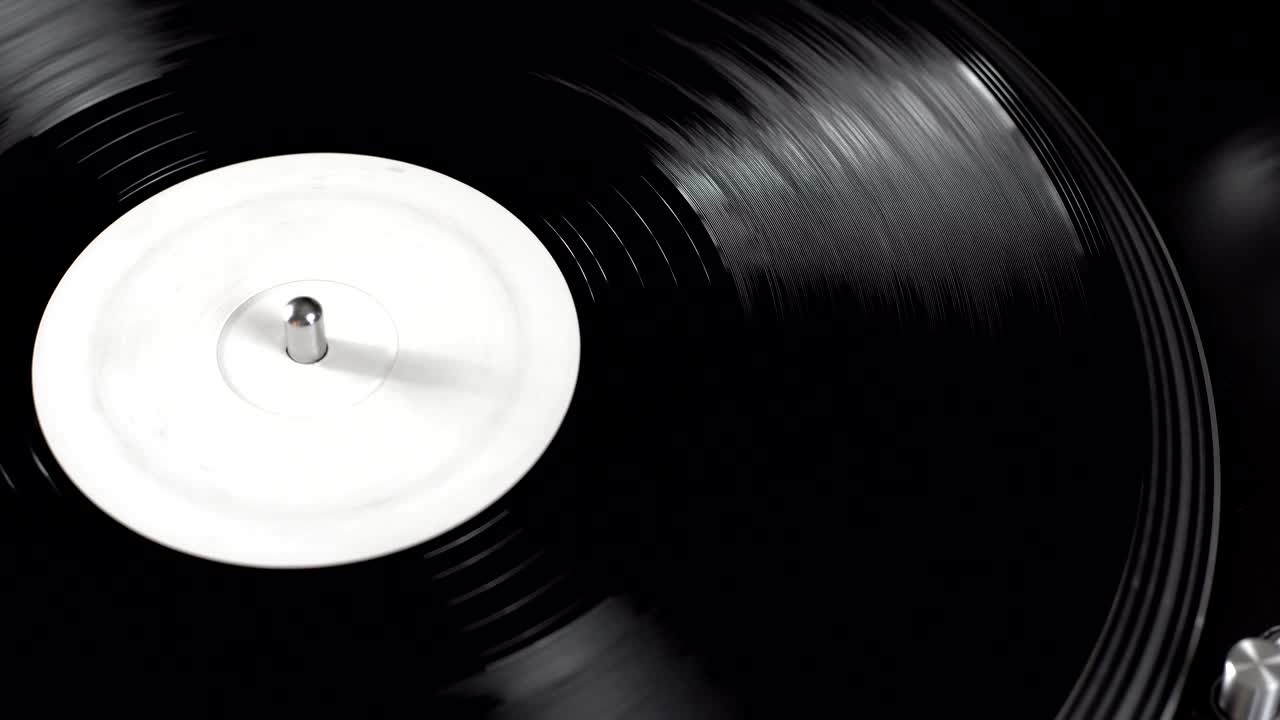 회전하는 회전판에 dj 헤드