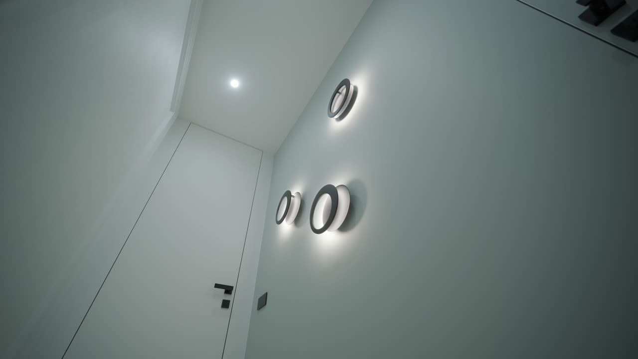 pasillo minimalista con luces de pared circulares modernas