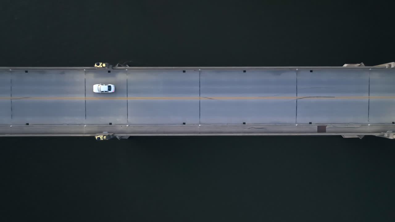 다리에서 운전하는 자동차의 공중  ⁇  다운  ⁇ , 저녁에 강을 건너 - 플라이오버 직 아래  ⁇