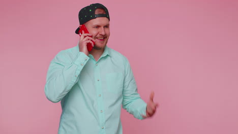 hombre hablando por teléfono, agradable conversación móvil usando teléfono inteligente con amigos, contando buenas noticias