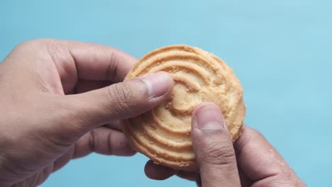 hands holding a broken cookie