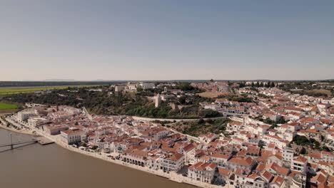 Fluss-Sado-Und-Alcaçer-Do-Sal-Charmantes-Stadtbild,-Portugal