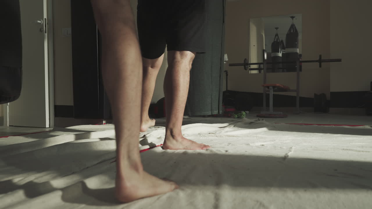 키크박스 선수들은 체육관에서 치백으로 운동을 하며, 맨발로 운동하는 운동선수들은 친구들과 함께 카 위에서 싸우는 클럽에서 느린 동작으로 운동을 한다.